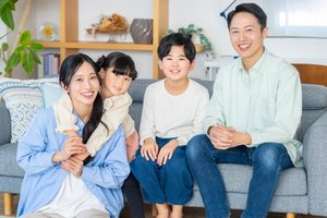 リビングでくつろぐ家族