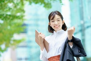 仕事を頑張る笑顔の女性
