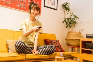 一人暮らしで部屋でくつろぐ女性