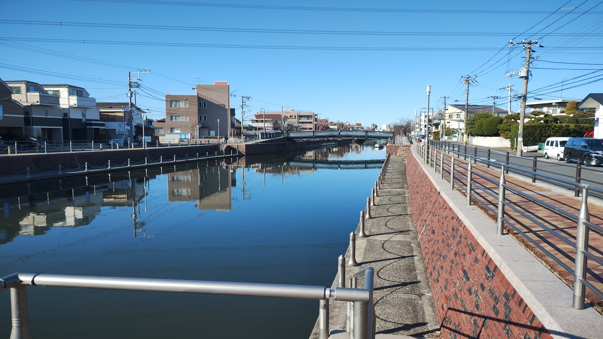 浦安市内を流れる境川の護岸の様子