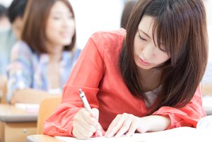 新浦安の順天堂大学浦安キャンパス又は日の出キャンパスで授業を受けているイメージ