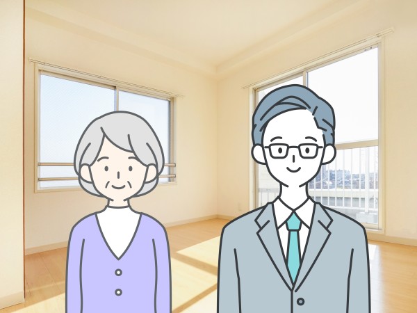 オーナー様と賃貸の空き室で微笑む不動産営業マン