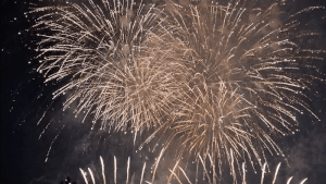 浦安市花火大会の様子。目の前で大きな花火が打ちあがります。