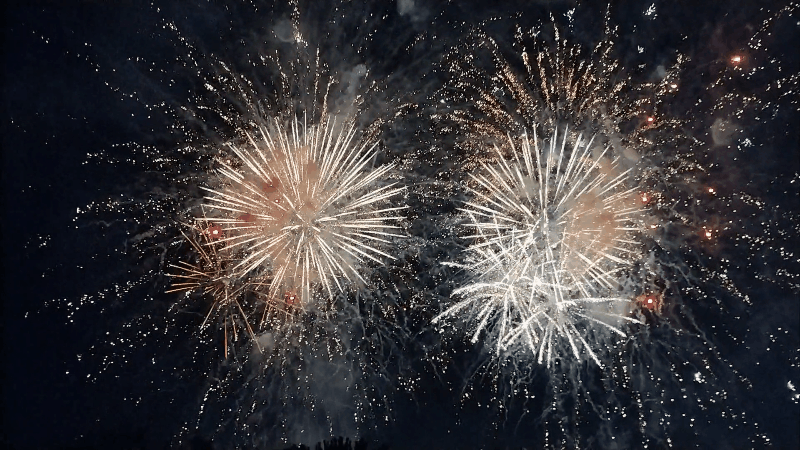 眼の前で打ち上げられる花火の様子