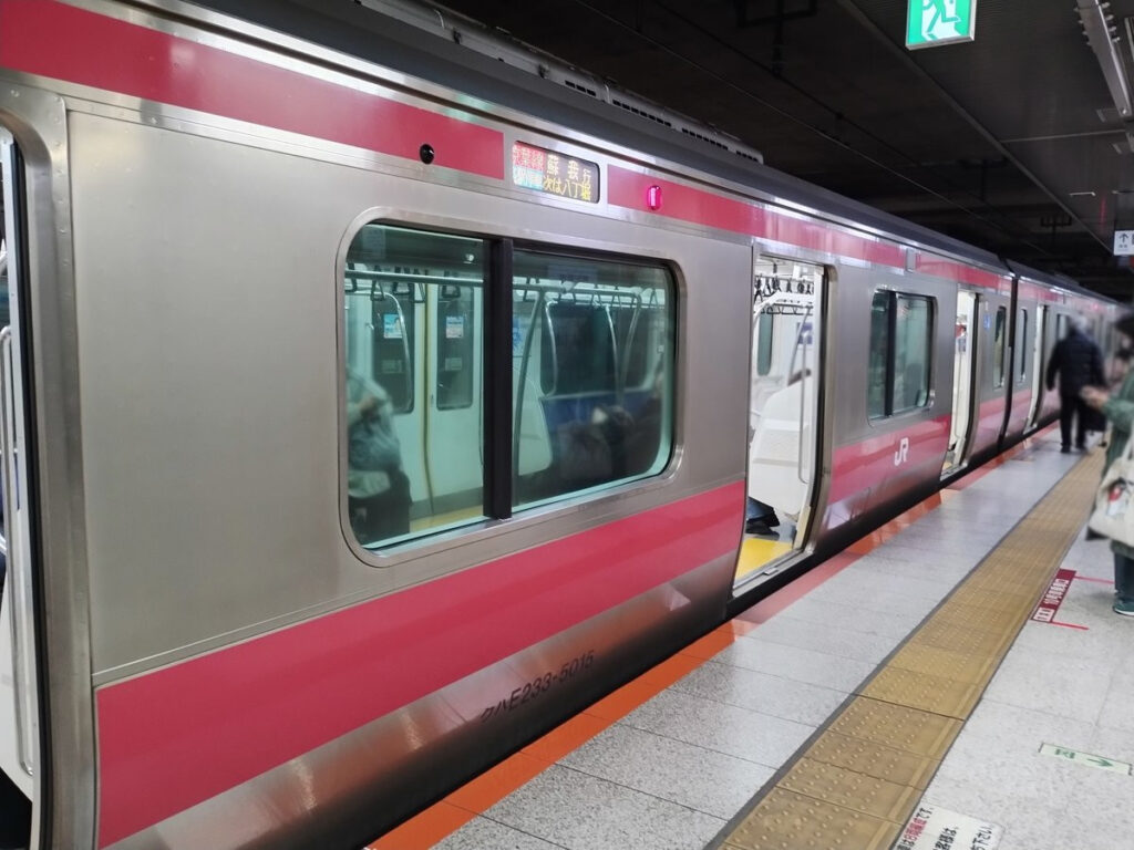 京葉線東京からの空席が目立つ始発電車。