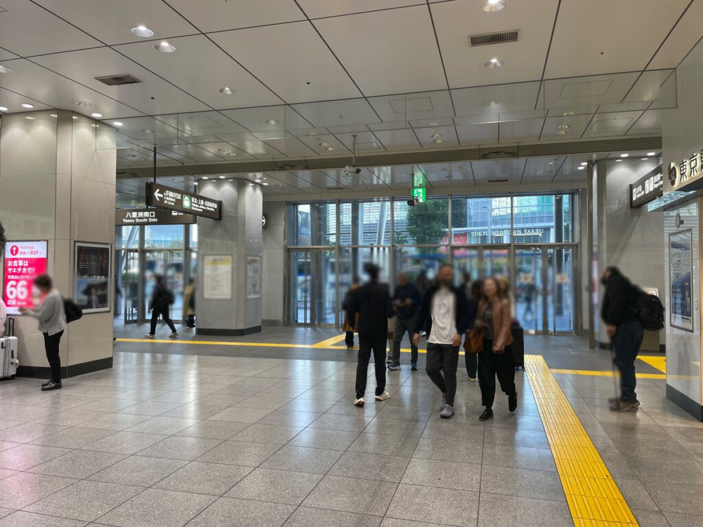 八重洲南口を出た改札前の雰囲気