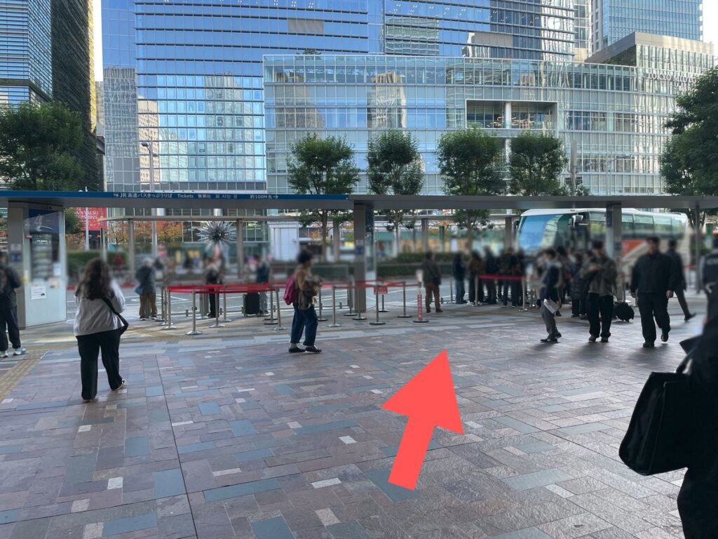 八重洲南口を出たところのバスロータリー、右斜め前のバス停が５番乗り場。