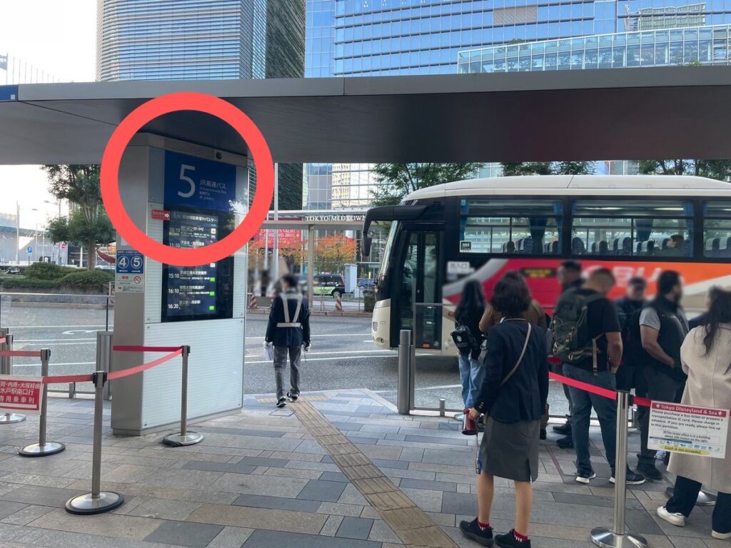 案内板に５番と書いてあります。バス停には係の方もいるので不安なら聞いてみてください。
