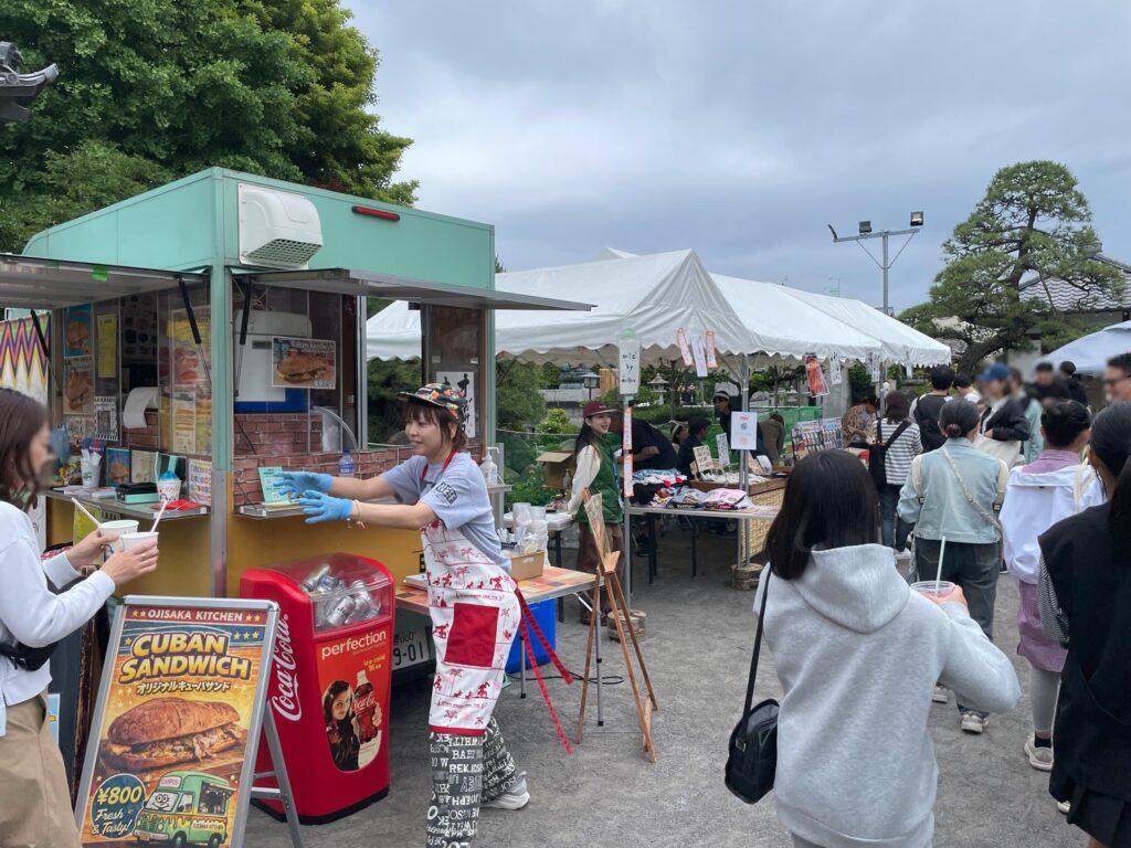 浦安久助稲荷神社大祭のキッチンカーや物販の様子