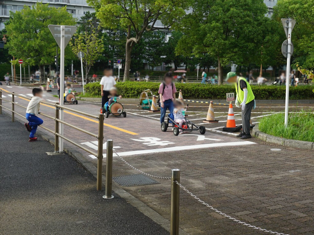 ゴーカートに乗るお子様