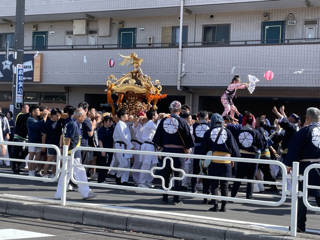 浦安三社祭でお神輿が練り歩く様子