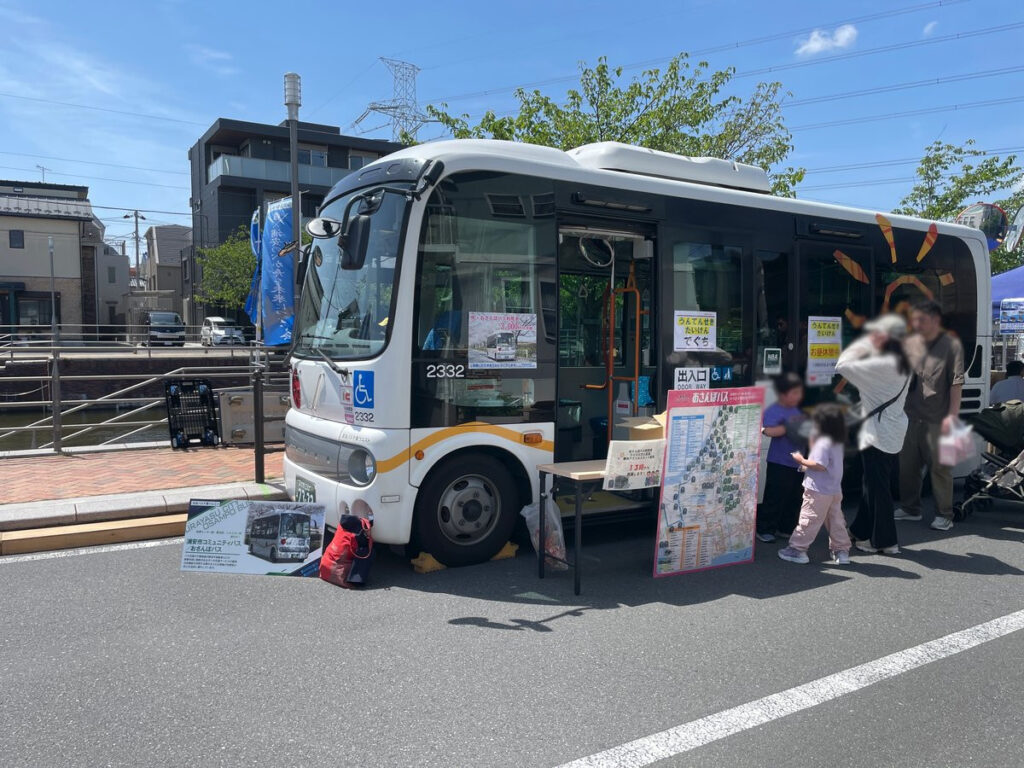 浦安市のコミュニティバスおさんぽバスの運転席試乗コーナーの様子